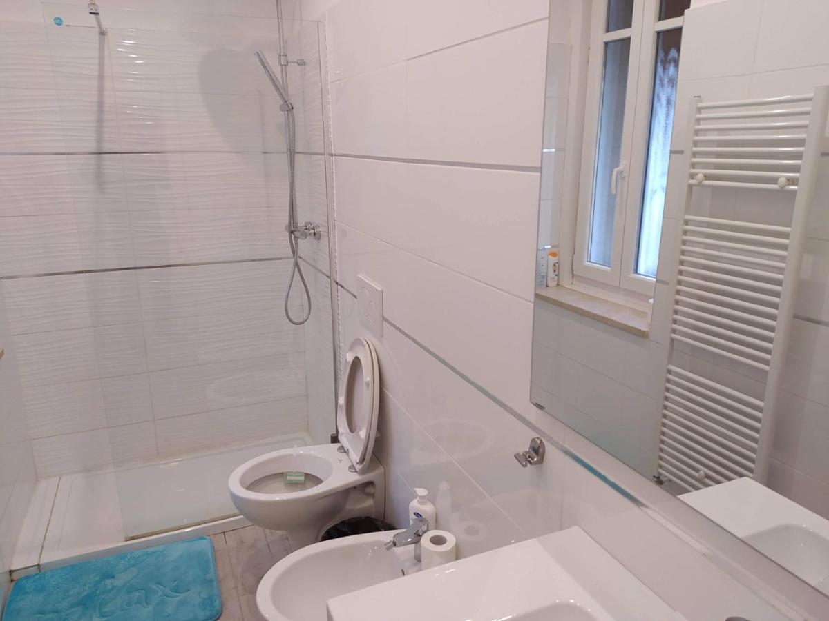 Modern Room With Private Bathroom Тренто Экстерьер фото