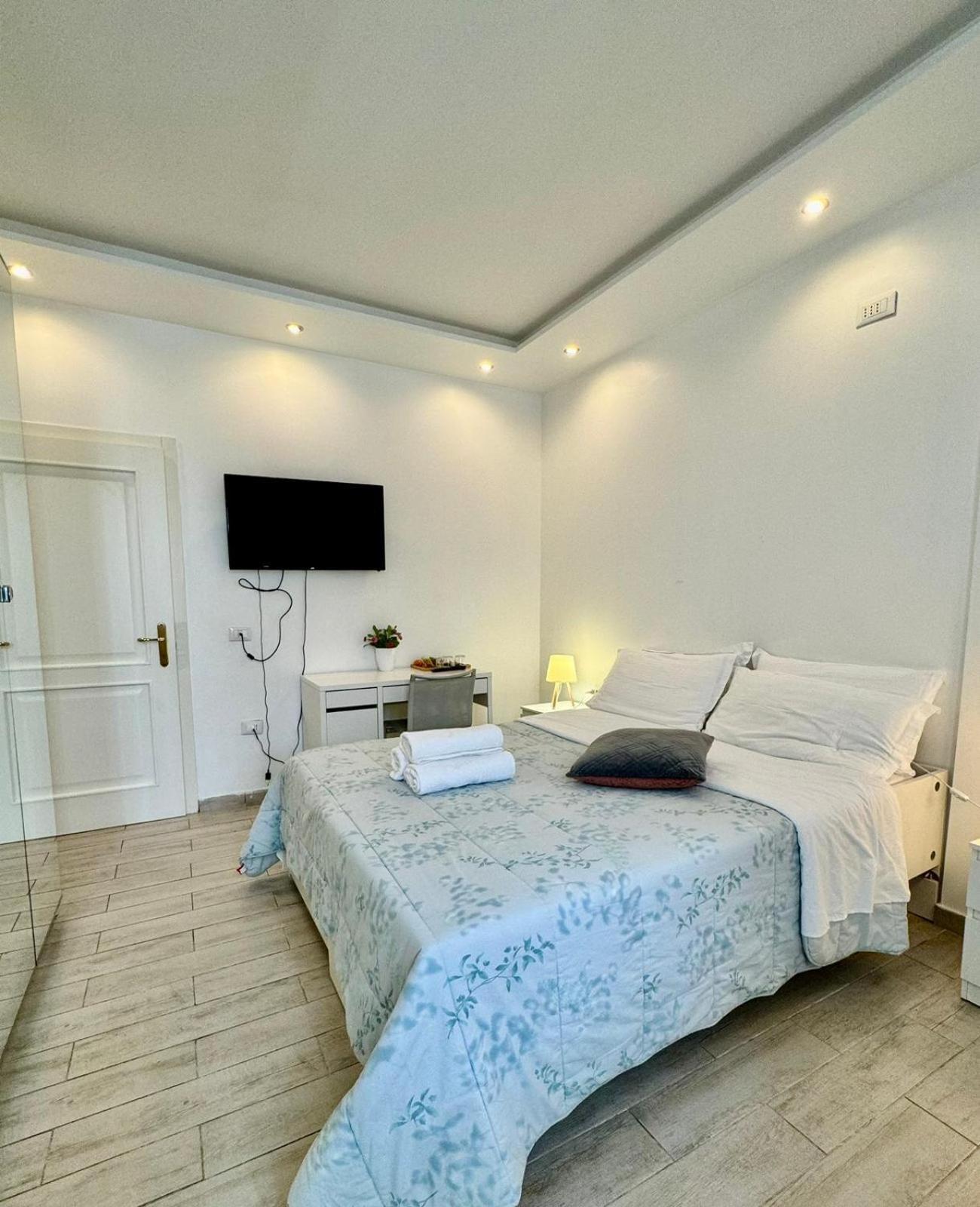 Modern Room With Private Bathroom Тренто Экстерьер фото