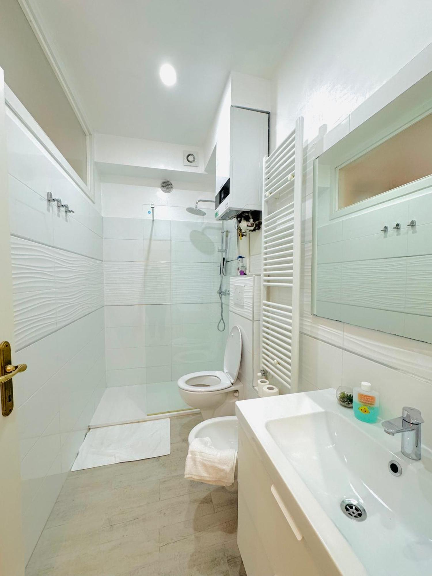 Modern Room With Private Bathroom Тренто Экстерьер фото